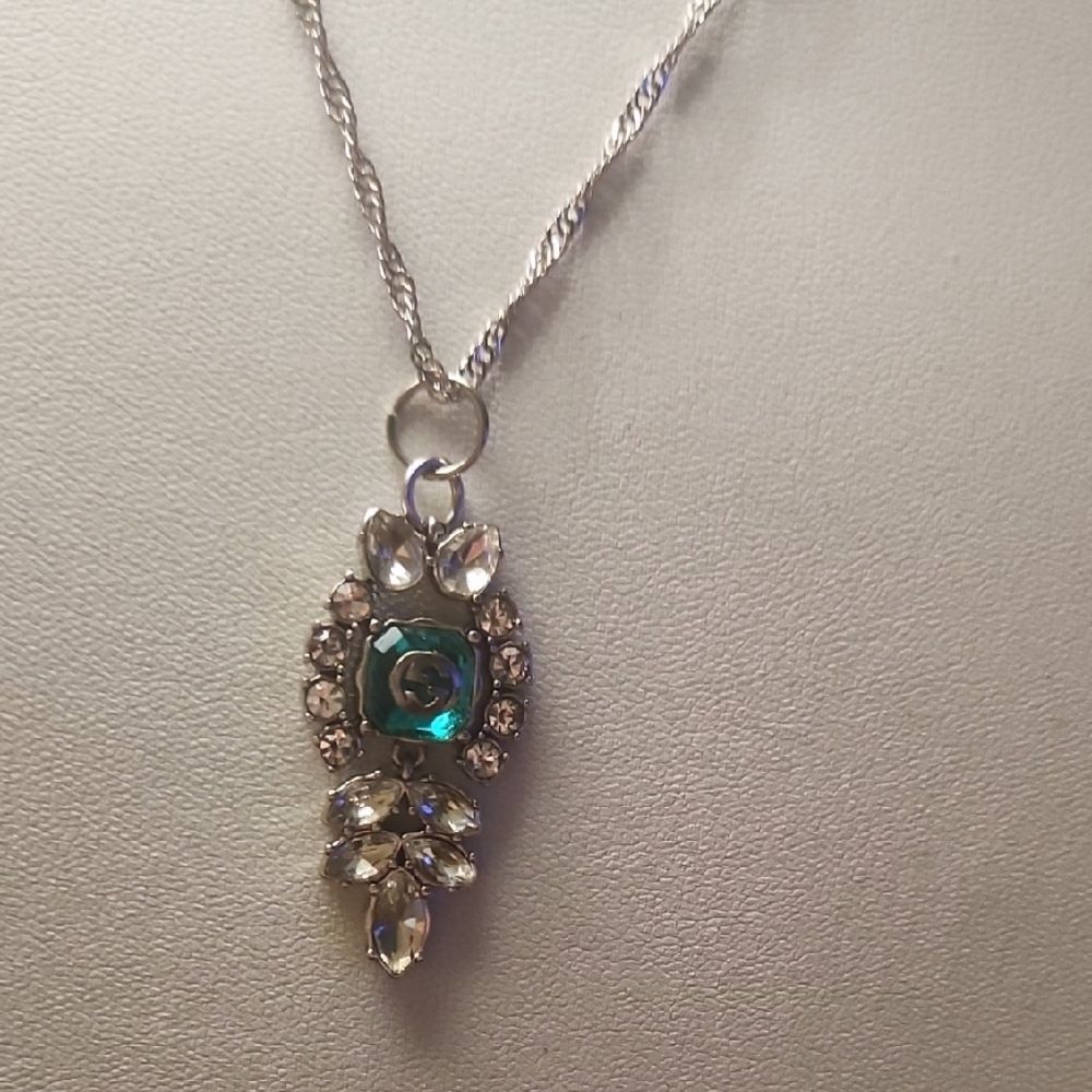 Gucci Silver and Green Necklace with Elegant Design